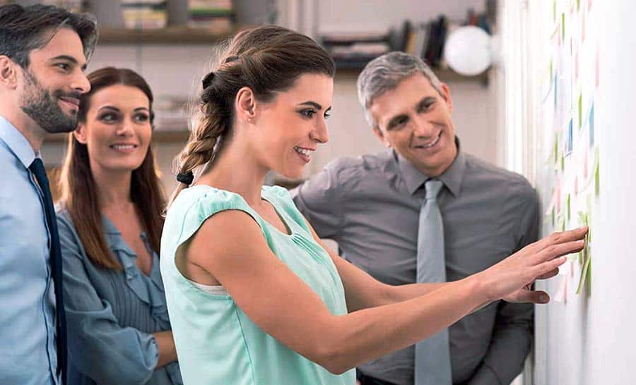 personas-realizando-campana-de-marketing