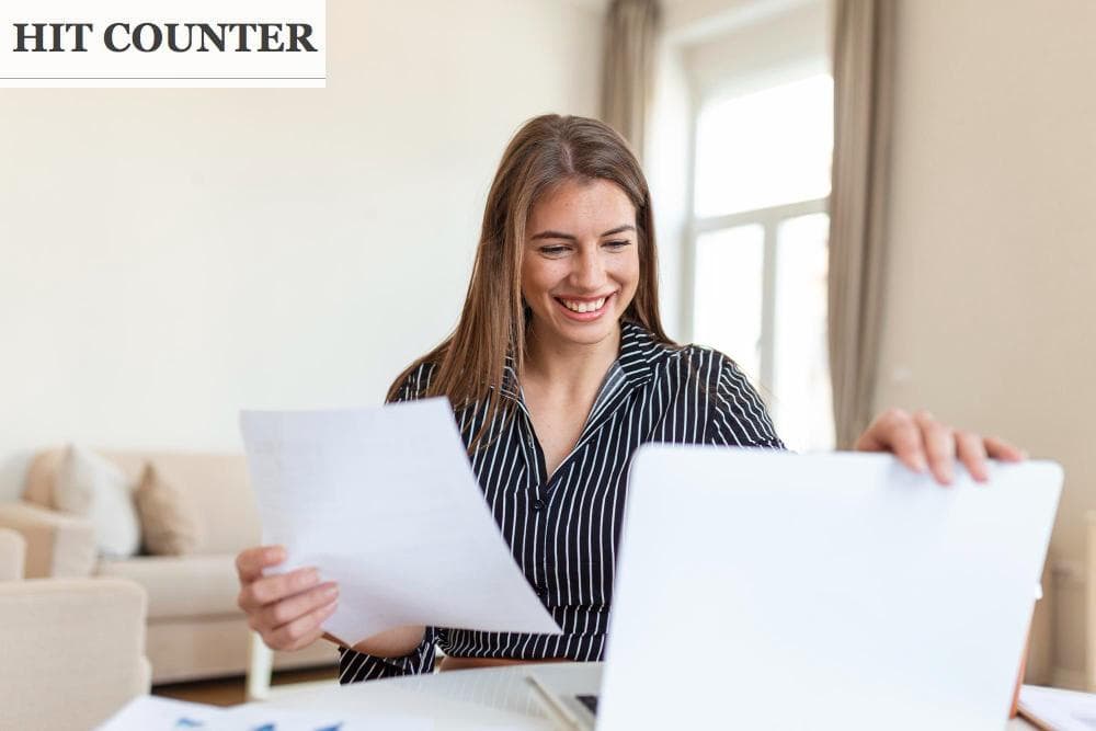 mujer revisando nominas