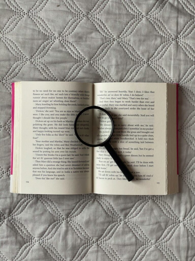 Lupa sobre un libro abierto: así comprobamos los datos antes de publicarlos