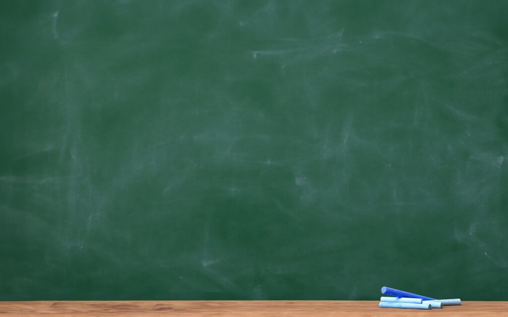 Pizarra verde de aula, símbolo de cómo Hit Counter apunta cada dato