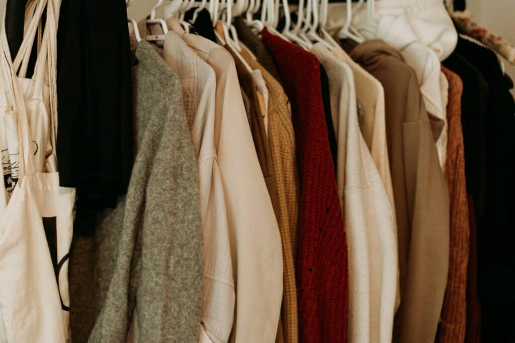 Por qué usamos la misma ropa aunque el armario esté lleno